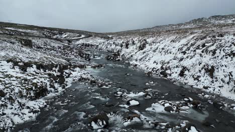 Paisaje-Natural-Invernal-Del-Río-Glacial-Nevado-En-Islandia,-Vuelo-Aéreo