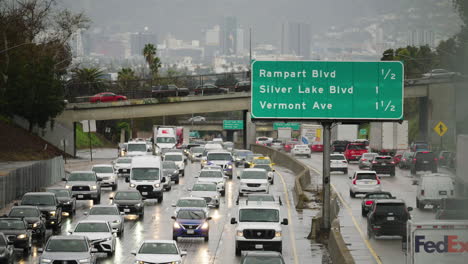 Starker-Verkehr-Im-Regen-In-Los-Angeles-Mit-Hollywood-Im-Hintergrund,-101-Freeway