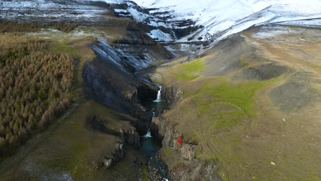Wunderschöne-Landschaft-Mit-Gestapelten-Doppelwasserfällen-Am-Isländischen-Berghang,-Luftaufnahme