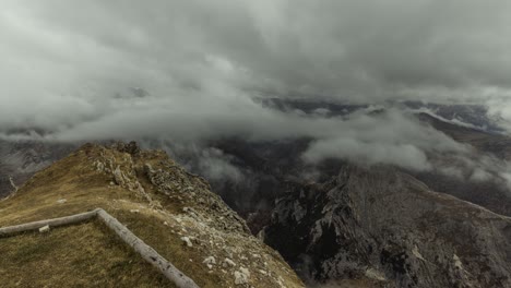 Bewegungszeitraffer-Von-Wolken-über-Dolomiten-Berggipfeln-In-Den-Italienischen-Alpen