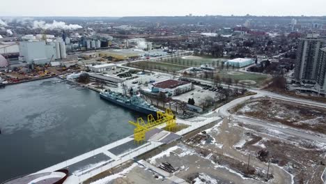 Luftaufnahme,-Die-Im-Winter-über-Einer-Bauzone-Am-Seeufer-Des-Lake-Ontario-Kreist