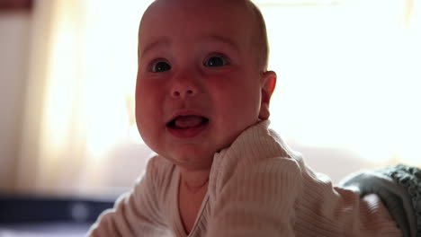 Kleines-Mädchen-Im-Alter-Von-4-Monaten-Liegt-Auf-Dem-Bauch-Und-Weint-In-Richtung-Kamera-–-Nahaufnahme-Im-Gesicht
