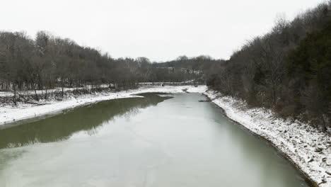 Ruhiges-Wasser-Des-Flusses-Mit-Bäumen-Am-Verschneiten-Ufer-Im-Winter-In-Arkansas,-USA
