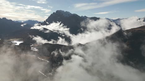 Malerische-Dolomitische-Berggipfel-Mit-Bewegten-Wolken,-Drohnenansicht-Aus-Der-Luft