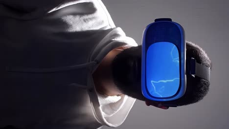 Blaue-Blitzanimation-überlagert-Die-Vom-Menschen-Getragene-VR-Brille