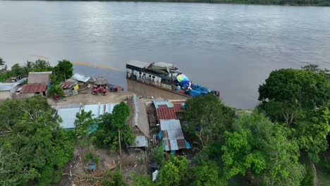 Barco-De-Carga-En-El-Río-Amazonas.-Amazonia-Sudamerica