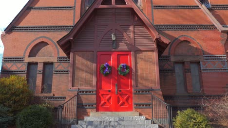 Die-Haupteingangstür-Der-St.-Michael&#39;s-Episcopal-Church-Ist-Mit-Weihnachtsgirlanden-In-Naugatuck,-Connecticut,-Vereinigte-Staaten,-Geschmückt