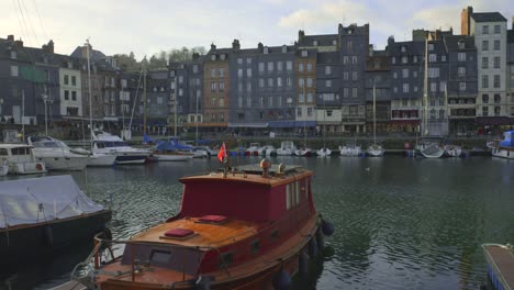 Moorings-At-The-Old-Harbour-Or-Vieux-Bassin-With-Waterfront-Townhouses-At-Honfleur-In-Normandy,-France