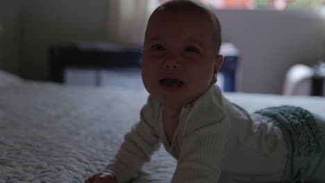 4-Monate-Altes-Baby,-Das-Auf-Dem-Bett-Liegt,-Schaut-In-Die-Kamera-Und-Hört-Auf-Zu-Weinen-–-Nahaufnahme