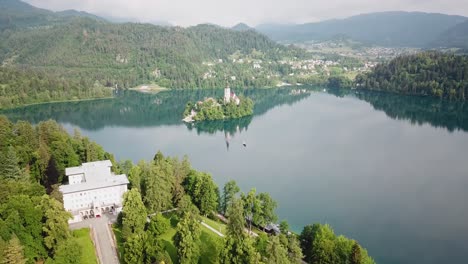 Drohnenaufnahme-Des-Gebiets-Des-Bleder-Sees-In-Slowenien-Mit-Privathäusern-Rund-Um-Das-Touristenziel