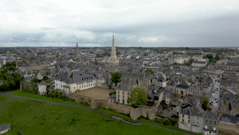 Paisaje-Urbano-Acristalado-Con-La-Iglesia-De-Notre-Dame,-Bretaña-En-Francia