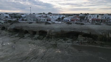 Acantilado-De-Playa-Formación-De-Cuevas-Erosión-De-Sedimentos,-Las-Grutas-Argentina-Drone-Aéreo-Vuela-Sobre-La-Costa-Turística-Patagónica,-La-América-Del-Sur