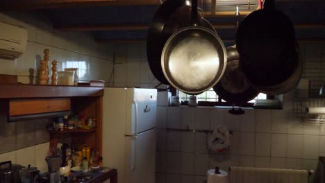 Eine-Aufnahme,-Die-Eine-Ländliche-Küche-In-Einem-Typischen-Alten-Bauernhof-In-Spanien-Zeigt