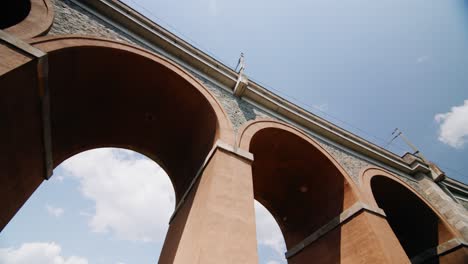 Blick-Hinauf-Zum-Viadukt-Schwarza,-Der-Um-Eine-Säule-Schwenkt