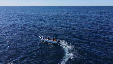 Luftverfolgung-Eines-Fischers,-Der-Ein-Flachbodenboot-Durch-Das-Offene-Meer-Manövriert