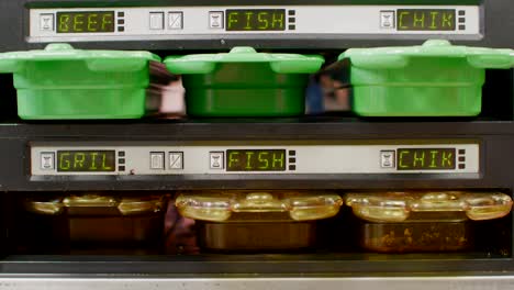 Wärmebehälter-Mit-Unterschiedlichen-Etiketten,-Die-In-Der-Fast-Food-Küche-Gehandhabt-Werden