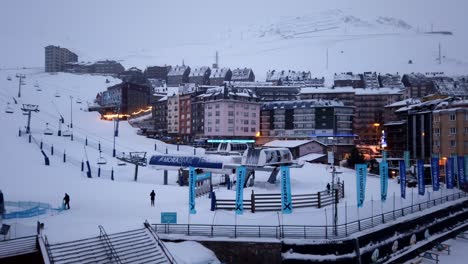 Ein-Dynamischer-Zeitraffer-Des-Skilifts-Pas-De-La-Casa-In-Andorra