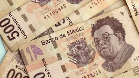 Nahaufnahme-Vieler-Mexikanischer-500-Peso-Scheine,-Die-Auf-Den-Tisch-Geworfen-Werden