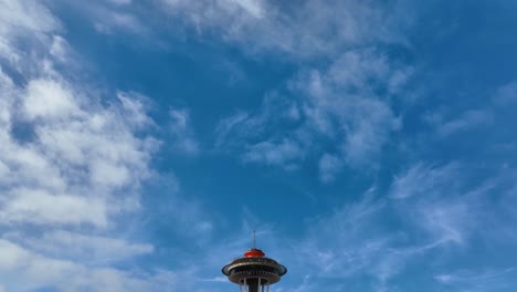 Epische-Aufnahme-Beim-Absenken,-Die-Die-Seattle-Space-Needle-In-Einem-Mit-Wolken-Gefüllten-Himmel-Enthüllt