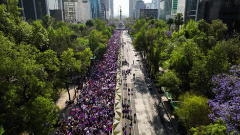 Luftaufnahme-Einer-Großen-Menschenmenge,-Die-Den-Internationalen-Frauentag-Feiert,-Indem-Sie-Auf-Der-Reforma-Avenue-In-Mexiko-Stadt-Marschiert