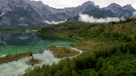 Luftaufnahme-Des-Almsees-In-Den-österreichischen-Alpen-Mit-Spiegelungen-Der-Berge-Im-Wasser