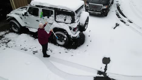 Brushing-off-heavy-snowfall-from-a-vehicle