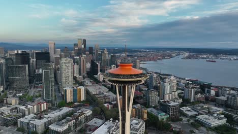 Luftaufnahme-Der-Seattle-Space-Needle,-Die-über-Dem-Innenstadtkorridor-Der-Stadt-Aufragt