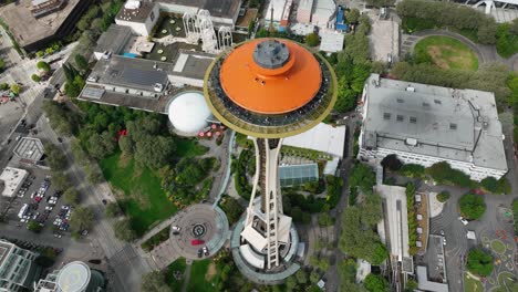Luftaufnahme-Der-Seattle-Space-Needle,-Die-Sich-Nach-Unten-Neigt,-Um-Den-Rest-Des-Stadtzentrums-Von-Seattle-Freizugeben