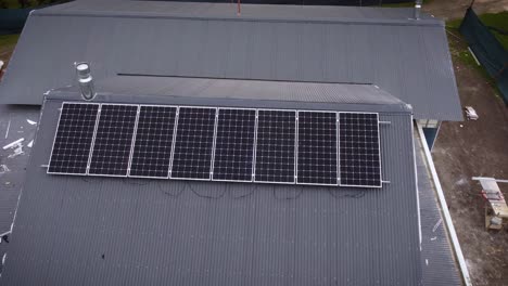 Sonnenkollektoren-Auf-Dem-Dach-Eines-Privathauses