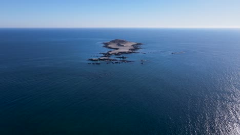 Epischer-Panoramablick-Auf-Eine-Isolierte-Tropische-Insel-Mit-Blick-Auf-Tiefblaues-Meerwasser-Und-Horizont-An-Sonnigen-Tagen