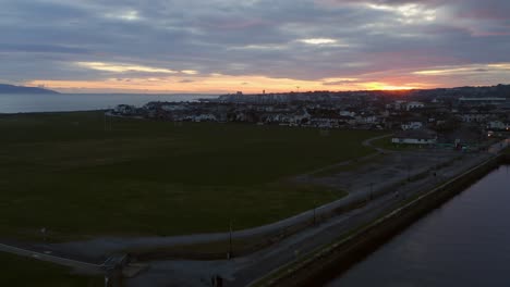 Steigende-Antenne-über-Dem-Sonnenaufgang-Im-South-Park-Und-Nimmo&#39;s-Pier,-Während-Die-Sonne-Beginnt,-Goldenen-Glanz-über-Claddagh-Galway,-Irland-Zu-Werfen