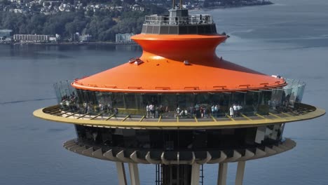 Nahaufnahme-Einer-Drohnenaufnahme-Der-Space-Needle-In-Seattle,-Die-Anlässlich-Ihres-60-jährigen-Jubiläums-Orange-Lackiert-Wurde