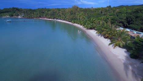 Luxury-resort-on-the-beach-on-island-paradise