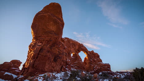 Arches-Nationalpark,-Utah,-USA,-Zeitraffer,-Malerische-Rote-Sandsteinformationen-Und-Blauer-Himmel
