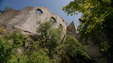 Blick-Hinauf-Zur-Sehr-Alten,-Lange-Verlassenen-Ruine-Falkenstein-Mit-Vielen-Bäumen,-Die-Am-Fuße-Der-Mauern-In-Österreich-Wachsen