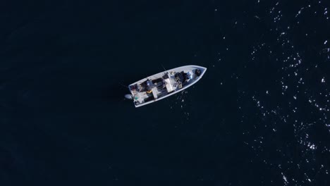 Vogelperspektive-Eines-Fischers-Auf-Einem-Flachbodenboot,-Der-Die-Rute-Vorbereitet-Und-Die-Ausrüstung-Bewegt