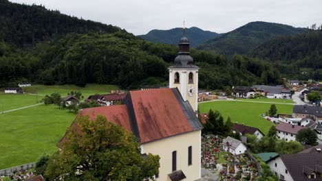 Antena-De-La-Iglesia-En-Grünau-Im-Almtal,-Salzkammergut,-Alta-Austria