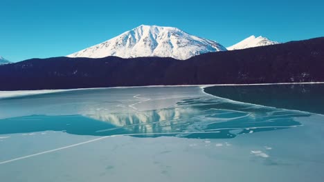 Vídeo-De-Drones-De-4k-De-Montañas-Cubiertas-De-Nieve-Junto-A-Un-Lago-En-Alaska