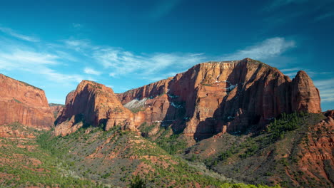 Timelapse,-Parque-Nacional-Zion-Utah-Usa-Kolob-Canyon,-Acantilados-Rojos,-Vegetación-Verde-Y-Cielo-Azul