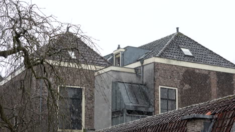 Altes-Dorf-In-Der-Verschneiten-Wintersaison-In-Der-Historischen-Stadt-Gouda,-Südholland,-Niederlande