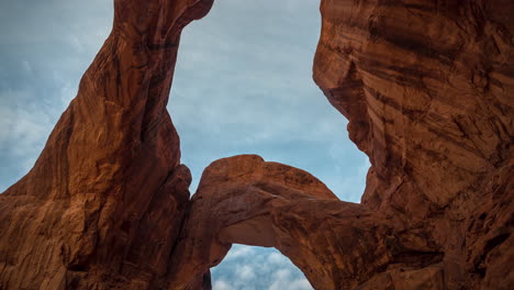 Zeitraffer,-Wolken-Bewegen-Sich-über-Einem-Erstaunlichen-Natürlichen-Bogen-Im-Arches-Nationalpark,-Utah,-USA