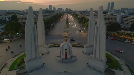 Hermosa-Vista-Aérea-Vuelo-Bangkok-Sobrevuelo-Democracia-Monumento-Tarde-Atardecer-Tailandia-2022