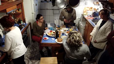 Ein-Zeitraffer-Einer-Gruppe-Von-Freunden-Beim-Frühstück-In-Einer-Nicht-Sehr-Großen-Küche-In-Einem-Landhaus
