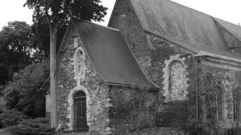 Kirche-Saint-Samson-In-Schwarz-Und-Weiß,-Jardin-Des-Plantes-D&#39;Angers,-Angers,-Frankreich---Schwenk