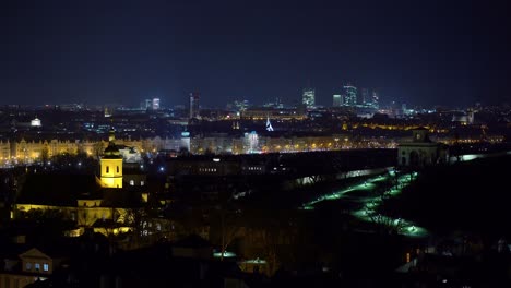Vista-Estática-Del-Paisaje-Urbano-De-Praga,-La-Capital-De-Chequia,-Con-La-Casa-De-Baile-Por-La-Noche