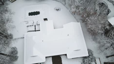 Ein-Vorstadthaus-Und-Ein-Hof,-Die-Mit-Einer-Dicken-Schneeschicht-Verschmelzen