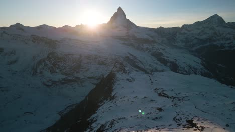 La-Panorámica-Lenta-Hacia-Arriba-Revela-La-Montaña-Matterhorn.