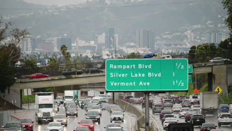 Eine-Totalaufnahme-Des-Dichten-Verkehrs-Im-Regen-Auf-Dem-Freeway-101-In-Los-Angeles-Mit-Hollywood-Im-Hintergrund