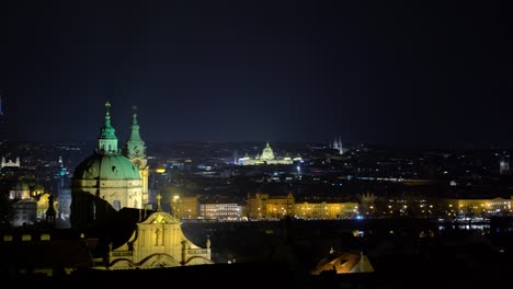 Vista-Del-Centro-De-Praga-Y-Puntos-De-Referencia-Desde-Una-Perspectiva-Del-Castillo-De-Praga-Por-La-Noche,-Panorámica-A-La-Derecha