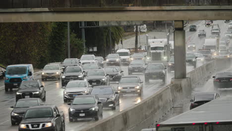Eine-Totalaufnahme-Des-Verkehrs-Im-Regen-Auf-Dem-Freeway-101-In-Los-Angeles